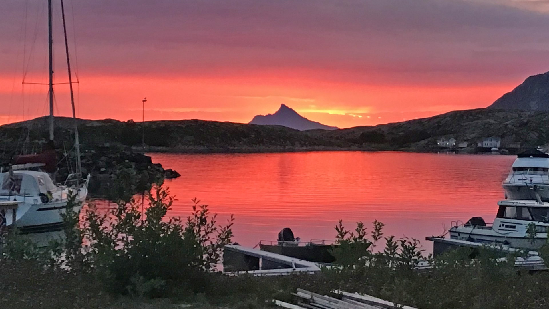 Underweis mei har sylboat (l.) út it noarden werom nei hûs, om twa oere nachts