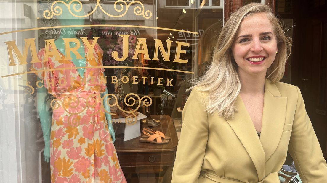 Nardia voor haar schoenenzaak in de Oosterstraat