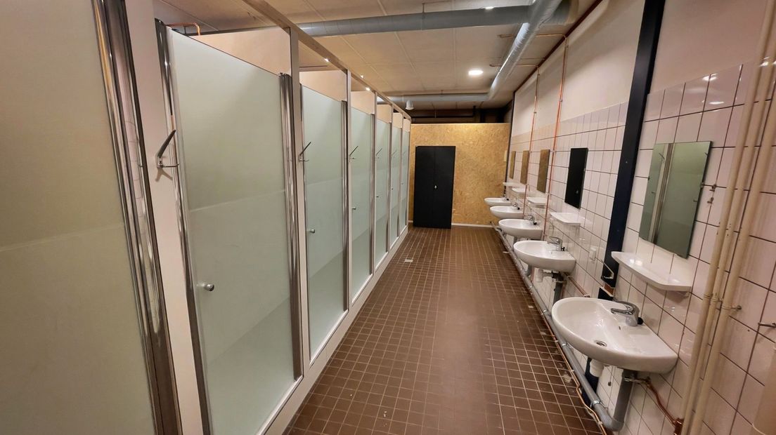 Mannen en vrouwen hebben aparte doucheruimtes, die speciaal voor de opvang zijn geïnstalleerd