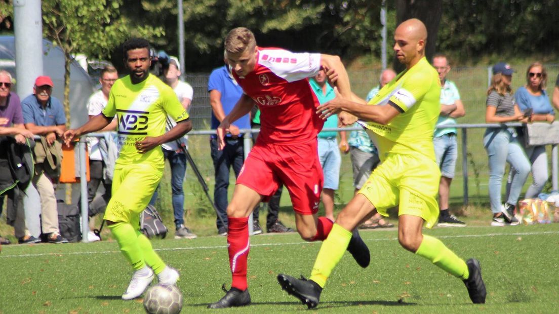 Daniël Wissel (midden) is in duel met Reguillo Vandepitte. Jonathan Constansia kijkt toe