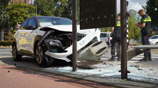 Ravage nadat auto op bushokje botst