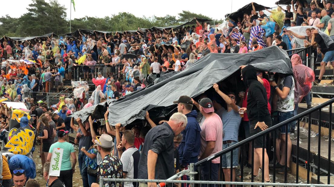 De derde dag van de Zwarte Cross bracht ons Snollebollekes, Heino en regen. Je leest alles over de festivalzaterdag in ons blog.