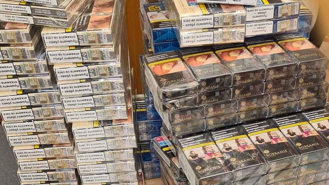 Agenten vinden 60 sloffen illegale sigaretten op achterbank van auto: 'Kost verdachte veel geld'