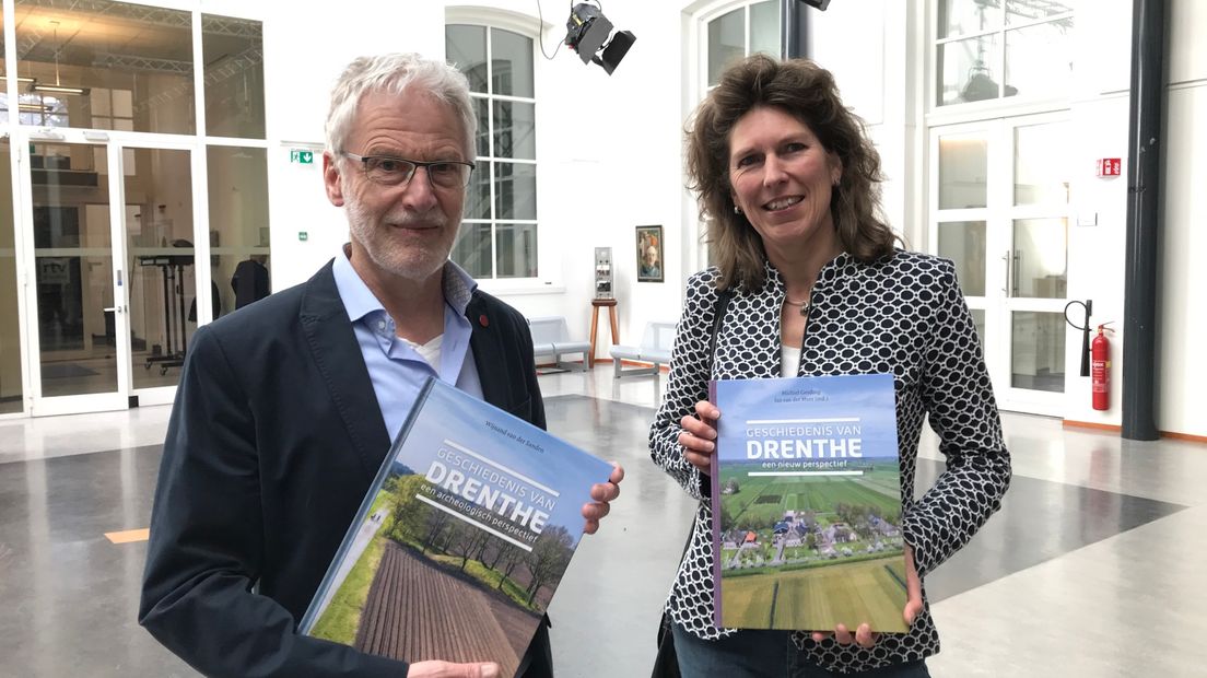 Wijnand van der Sanden en Corinne Rodenburg met de boeken (Rechten: RTV Drenthe/Margriet Benak)