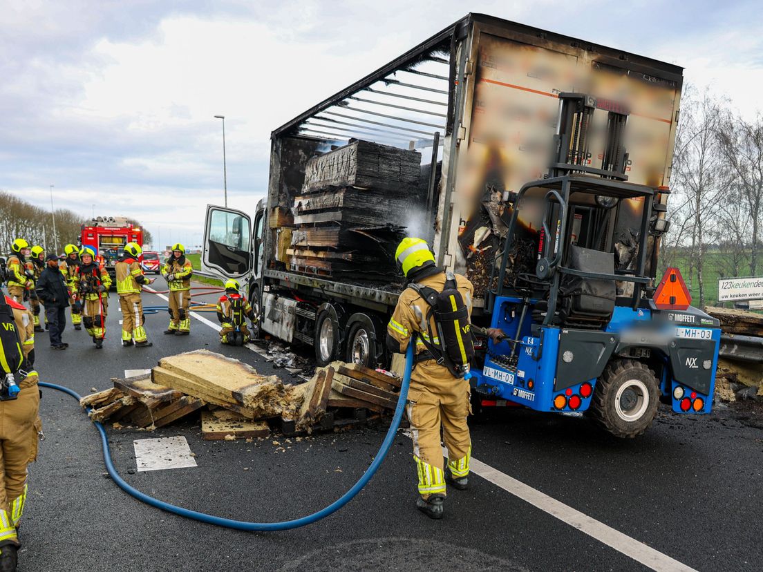Vrachtwagen vliegt na klapband in brand op A12: 'Enorm geschrokken'