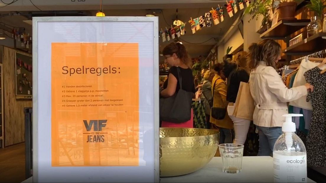 Drukte in Rijssen tijdens de koopjesmarkt in coronatijd