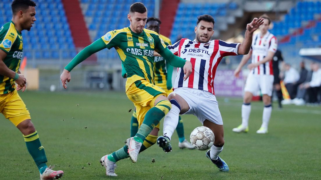 ADO-speler Gomelt in duel met Pavlidis van Willem II