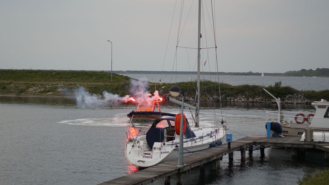 Drie schippers komen aan in de haven om het boek te overhandigen