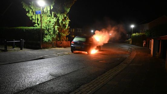 Brand verwoest auto • veel schade na botsing. Brand verwoest auto • veel schade na botsing.