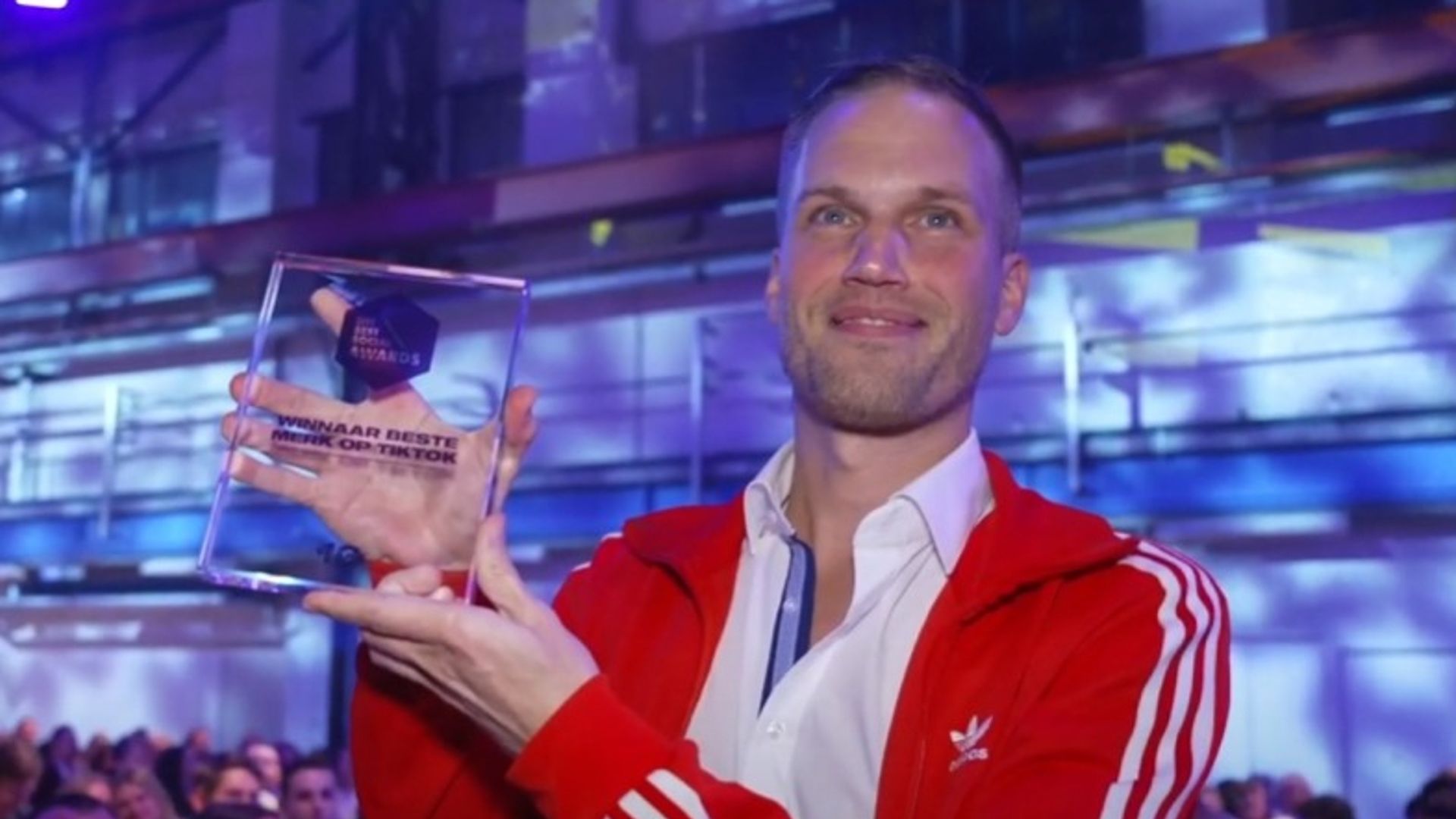 Korn&eacute; Pot laat vol trots de trofee zien die hij gewonnen heef.