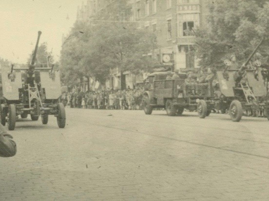 Bevrijdingsparade door Canadese militairen in Rotterdam. Bron: NIMH