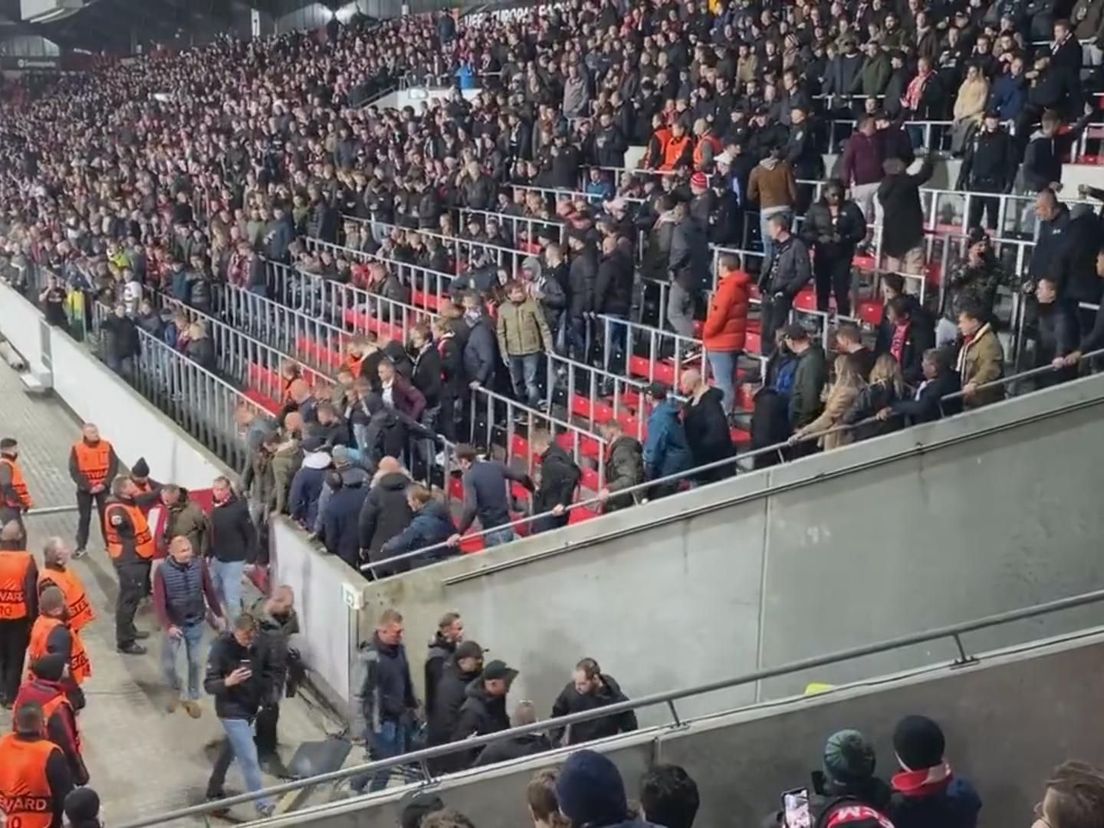 Tijdens de ongeregeldheden werden Feyenoord-supporters naar een andere tribune verplaatst