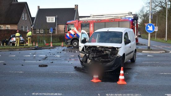 Gewonde bij harde botsing op voorrangskruising. Gewonde bij harde botsing op voorrangskruising.