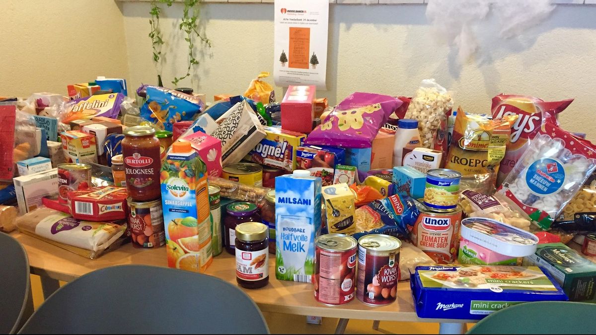 Leerlingen van basisschool Ichthus in Lemele op foute kersttruiendag in actie voor de voedselbank