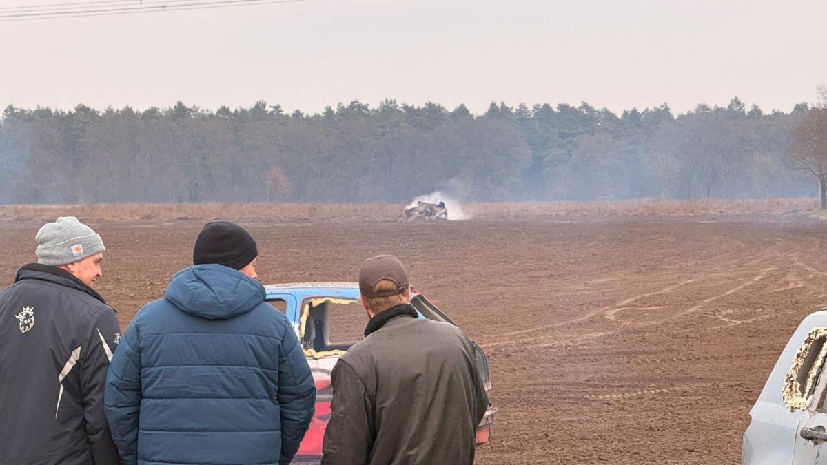 Auto vat vlam tijdens spontane stockcar-race in Montfort