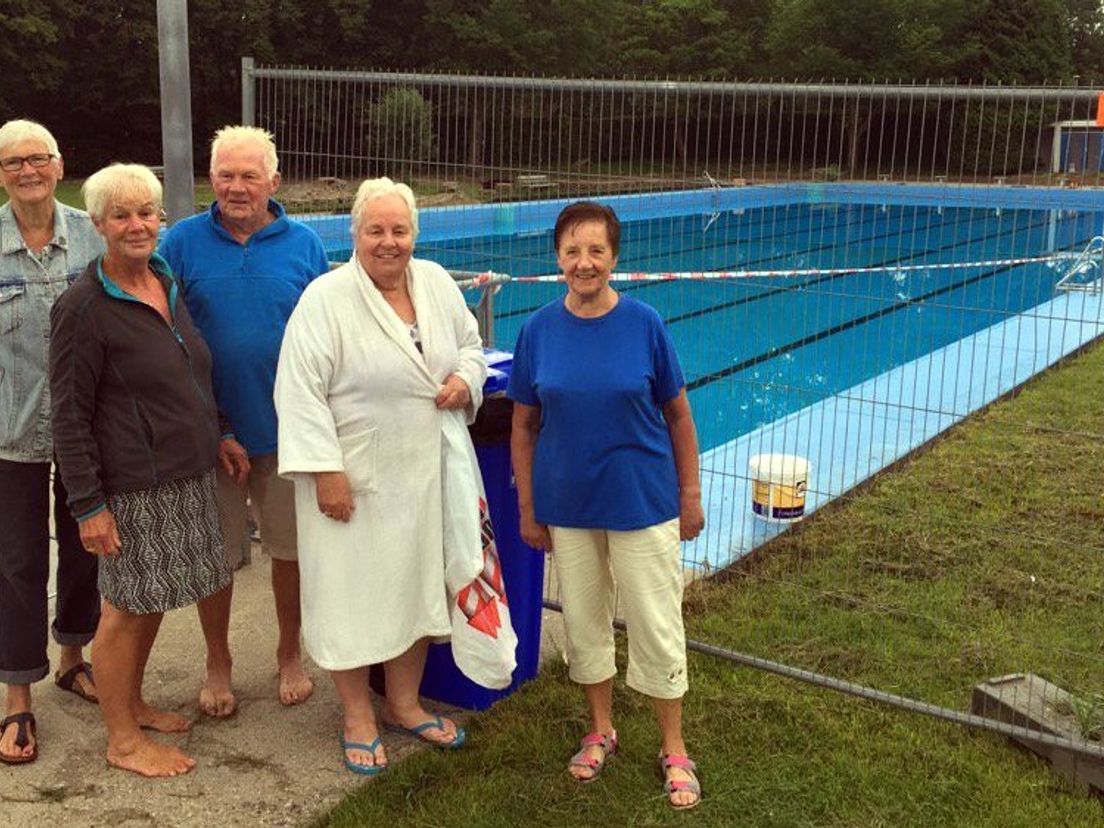 Eerste zwemmers blij met opening opgeknapt Wantijbad