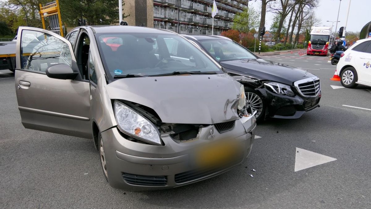 Gewonde bij aanrijding tussen auto's in Enschede