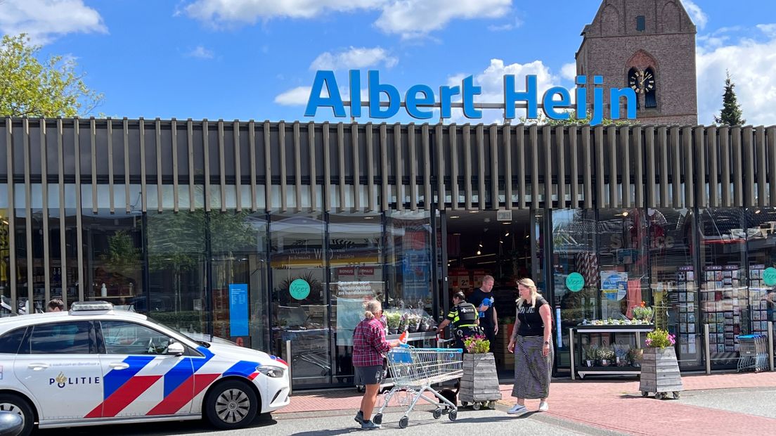 Politie aanwezig na een overval op een supermarkt