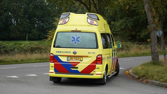 Fietser naar ziekenhuis na aanrijding met busje in Roden. Fietser naar ziekenhuis na aanrijding met busje in Roden.
