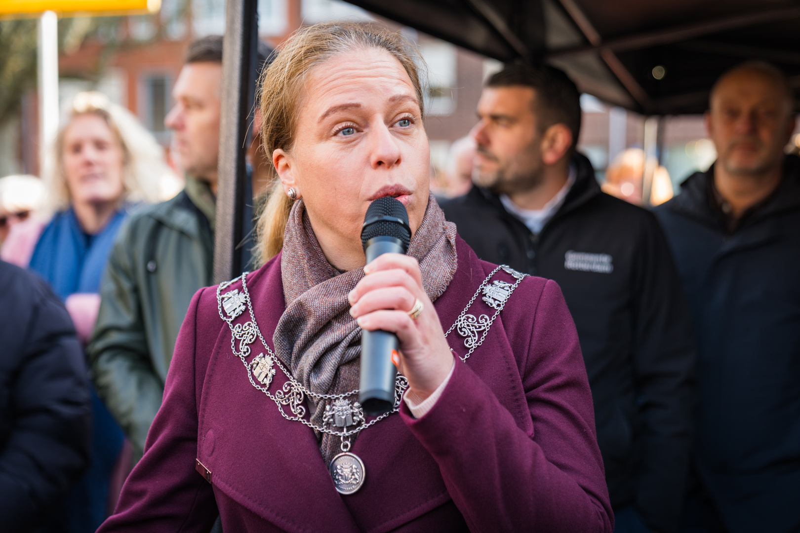 Carola Schouten tijdens haar ode aan Leo Beenhakker.