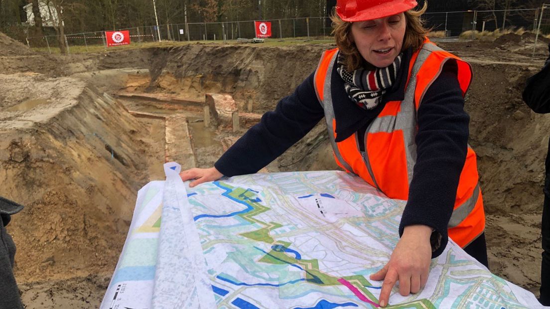 Archeologe Froukje Veenman buigt zich over tekening van de vesting