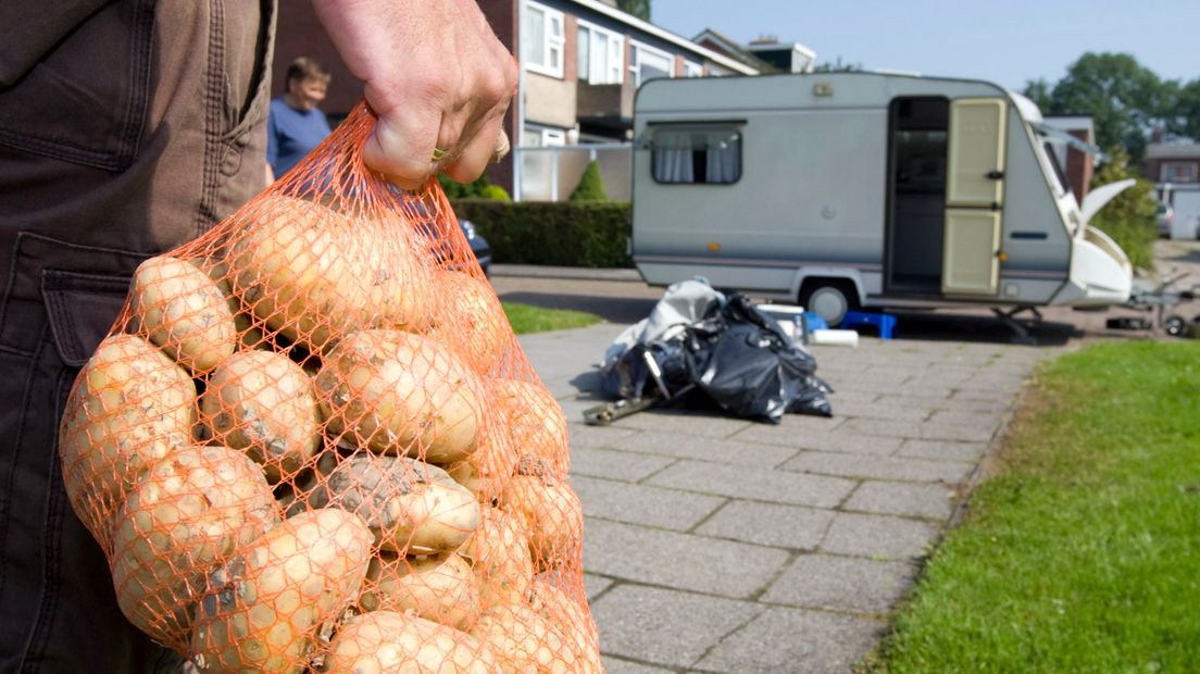 Een kampeerder pakt de caravan in en vergeet daarbij de aardappelen niet