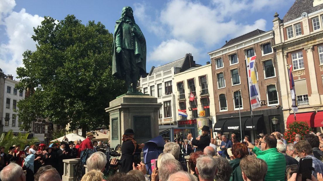 De onthulling werd gevolgd door vele belangstellenden 