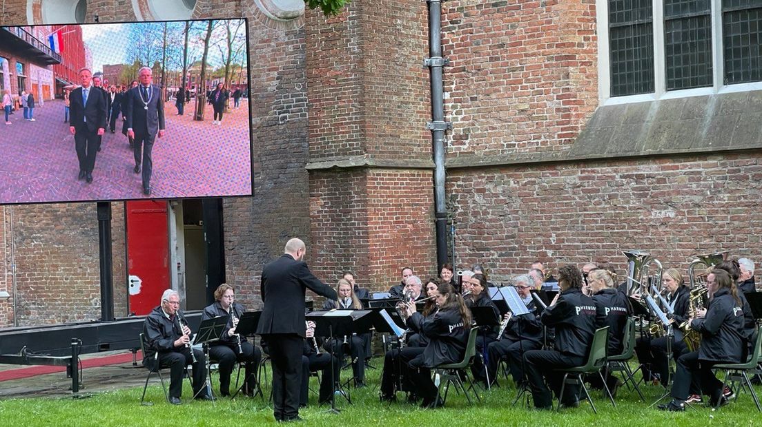 Het orkest speelt op het Martinikerkhof