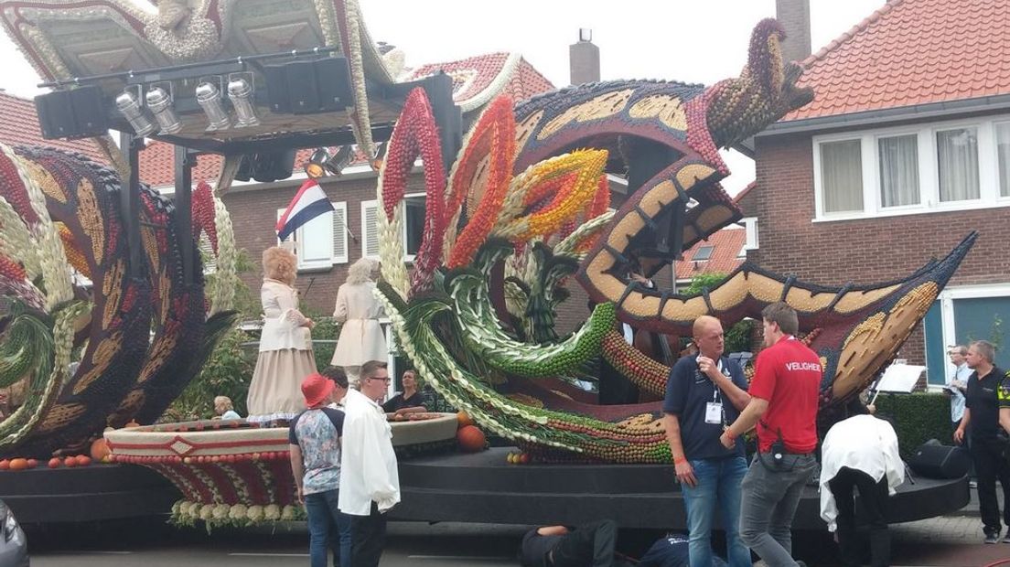 Voorzitter Verwoert van de organisatie van het fruitcorso stelt dat het voortbestaan van het evenement wordt bedreigd. De gemeente wil 35.000 euro bezuinigen op het fruitcorso. Volgens Verwoert kan het corso dan niet meer op een verantwoorde manier gehouden worden.