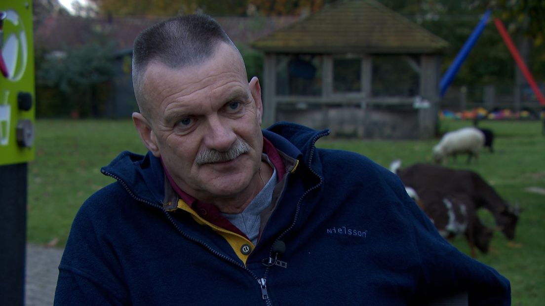 Jacob Bos tussen zijn dieren op de kinderboerderij in De Glind.