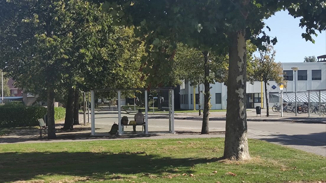 De uitgeprocedeerde asielzoeker in het bushokje in Ter Apel