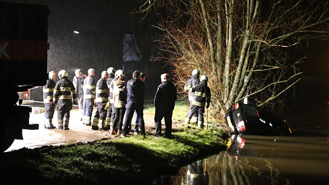 De auto raakte van de weg en kwam tegen een boom.