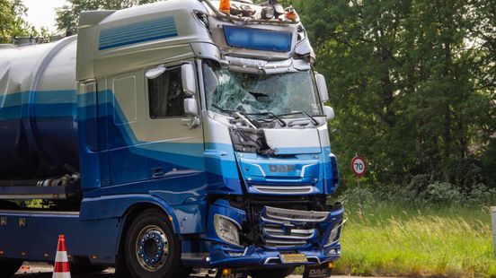 Kop-staartbotsing tussen twee vrachtwagens in Emmen. Kop-staartbotsing tussen twee vrachtwagens in Emmen.