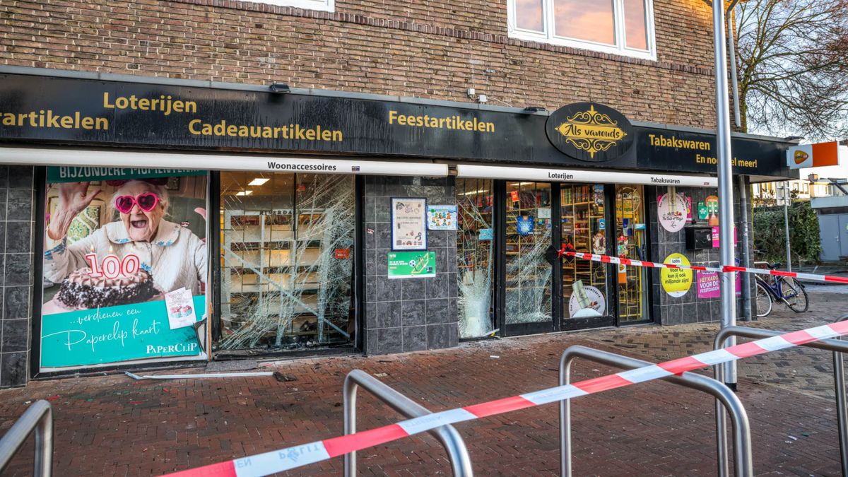 Man (27) steelt auto terwijl motor aan staat en laat ravage achter in winkelstraat