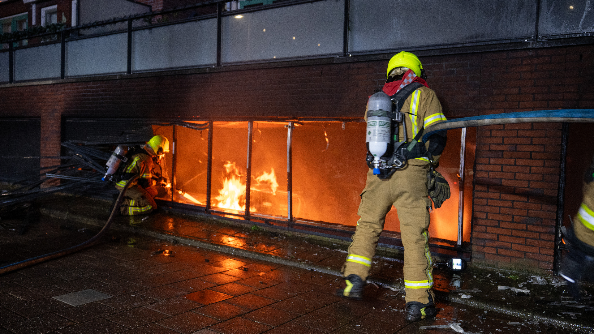 Brandweerlieden aan het werk bij de parkeerkelder aan het Pluvierhof in Hellevoetsluis