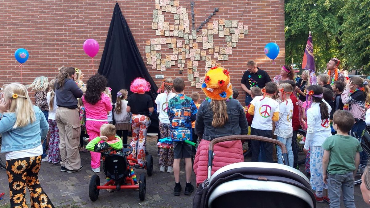 Kinderen laten handafdruk vereeuwigen in kleurrijk kunstwerk bij dorpshuis Hooghalen
