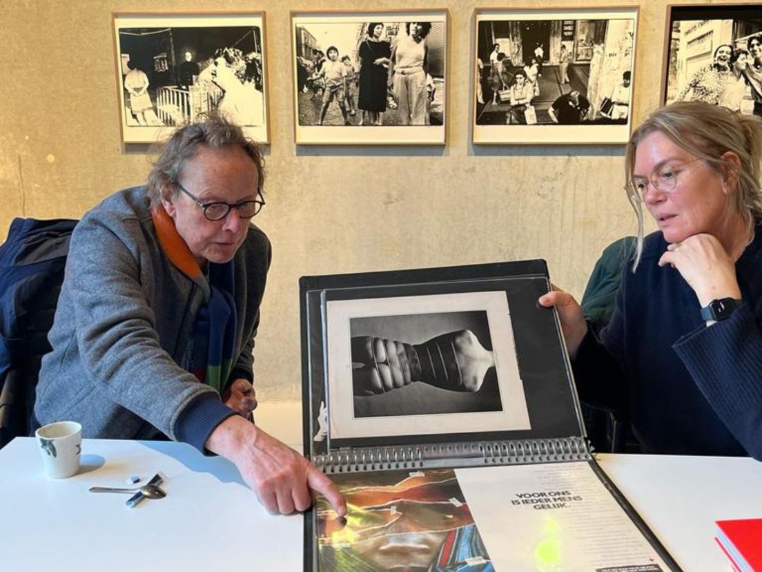 Fotograaf Vincent Mentzel en dochter Marleen Deiters-Henderik bladeren door het werk van Jan Henderik.