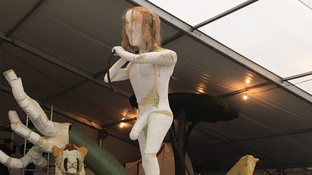 Kale corsowagens wachten op dahlia's in Frederiksoord