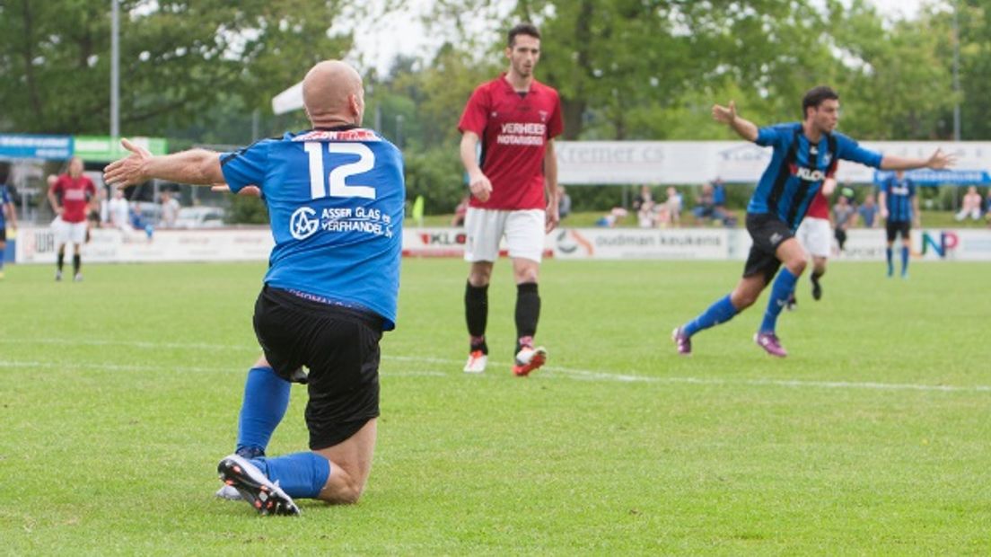 Erik Eleveld claimt een penalty, maar krijgt 'm niet  (Rechten: Maurice Vos / RTV Drenthe)