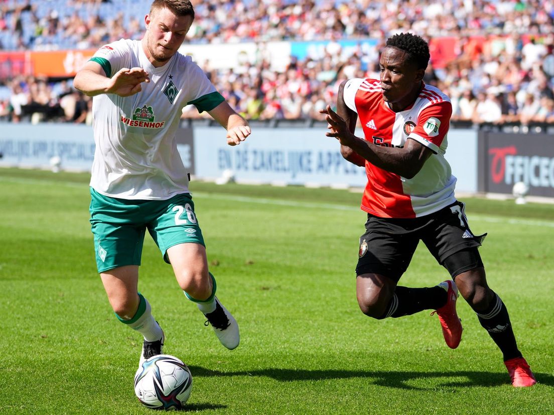 Luis Sinisterra in actie tijdens Feyenoord-Werder Bremen