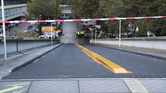 Fietsster (57) overleden die werd geraakt door van helling geduwde auto Fietsster (57) overleden die werd geraakt door van helling geduwde auto