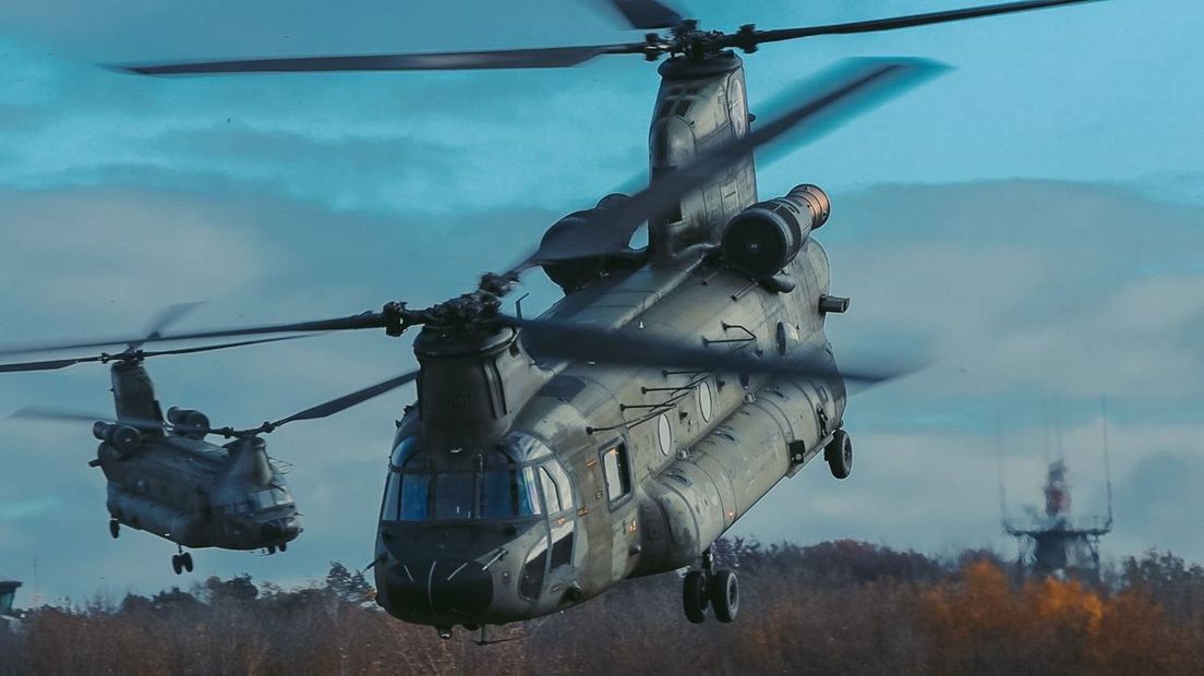 De Koninklijke Luchtmacht oefent met Chinook- en Cougartransporthelikopters