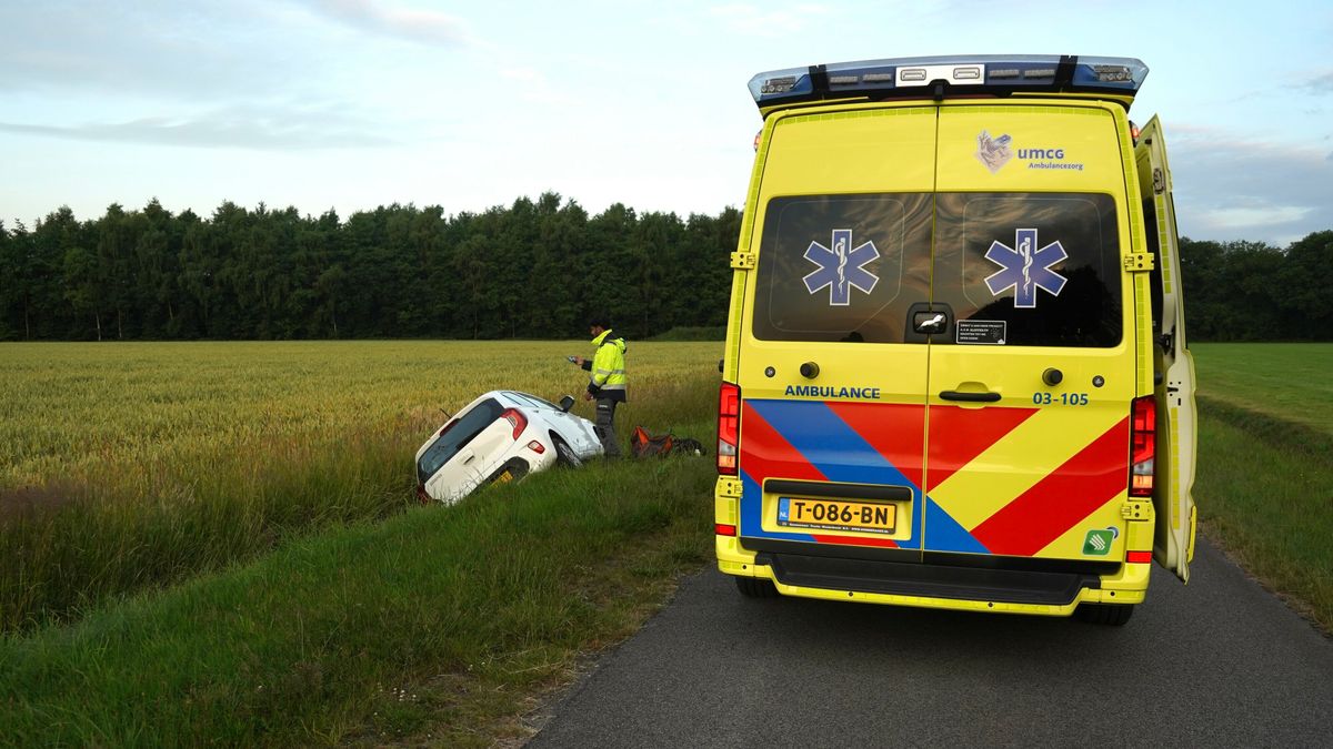 Auto mist bocht en rijdt sloot in bij Wijster