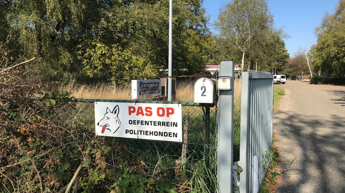 Er wordt getraind met politiehonden op het terrein van het vroegere motel Gasselterveld (Rechten: Margriet Benak / RTV Drenthe)
