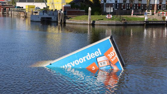 Bezorgbus Albert Heijn rijdt water in Home