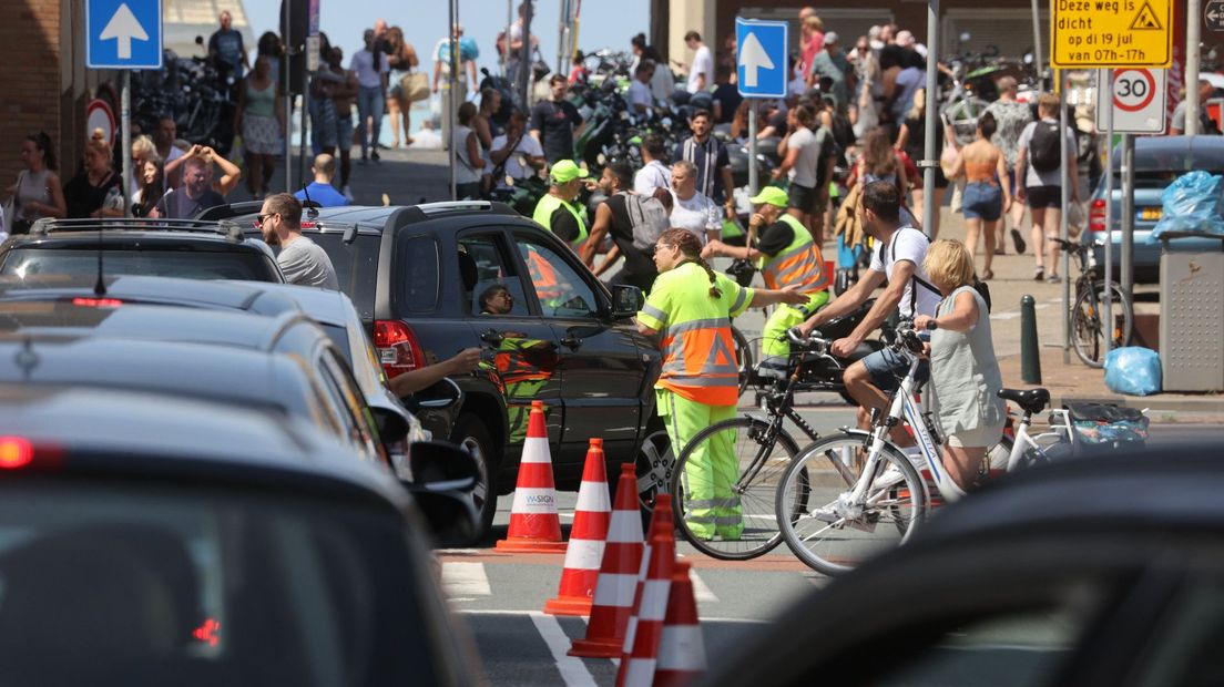 Verkeersregelaars zijn ingezet vanwege de drukte bij het strand