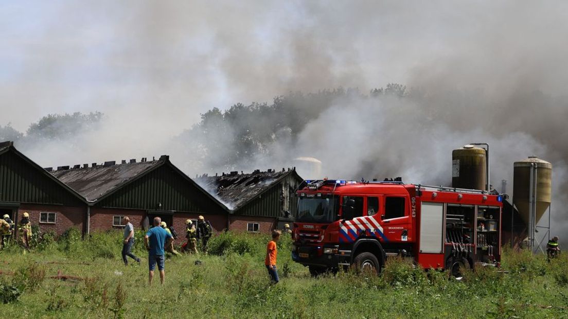Meerdere schuren op een boerderij in Elspeet staan in brand.