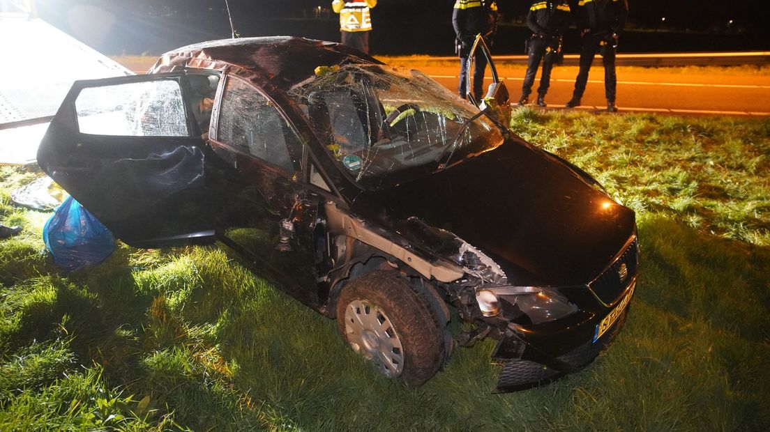 Auto over de kop geslagen op de A1 bij Deventer