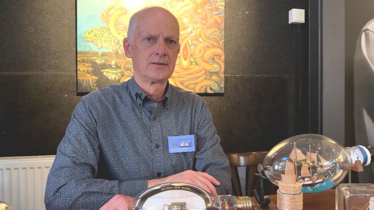 Zeilschepen en stoomboten in een fles: Vereniging van Flessenscheepjesbouwers viert in Leerdam 40 ja