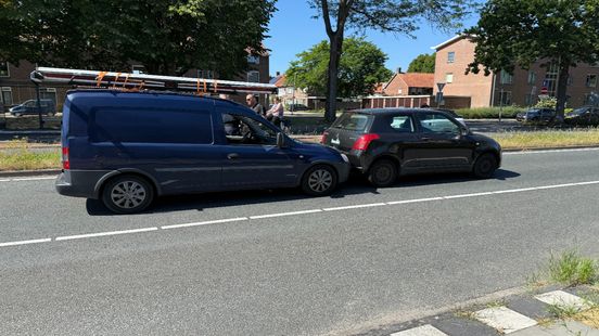 Gewonde bij kop-staartbotsing in Deventer. Gewonde bij kop-staartbotsing in Deventer.